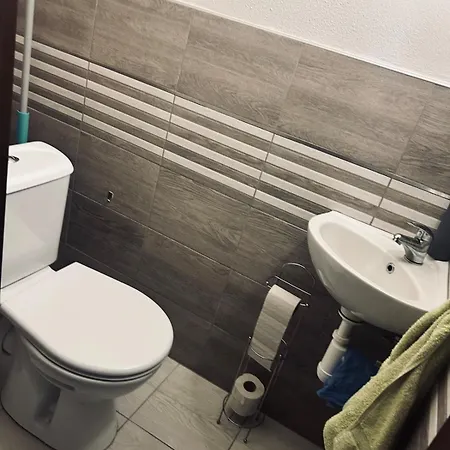 Spacious 2-bedroom In With Parking 아파트 *
