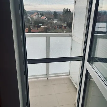 Spacious 2-bedroom In With Parking 아파트 Topoľčianky
