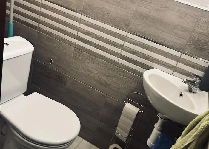 Spacious 2-bedroom In With Parking Apartman *